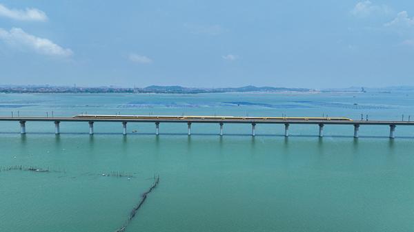 6月28日在湄洲湾跨海大桥，试验列车交会运行。铁科院集团公司供图